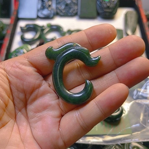 蛇纹石玉颈饰未镶嵌大**糖