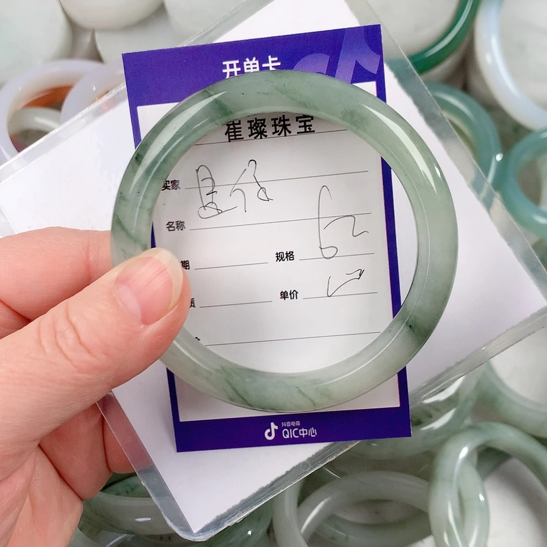 石英质玉手镯合金是****哦