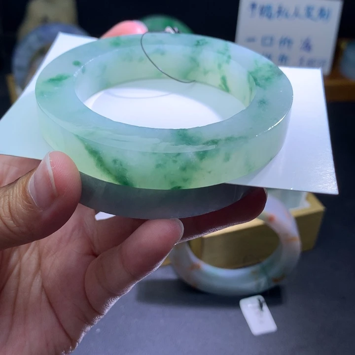 定制翡翠未镶嵌翡翠手镯