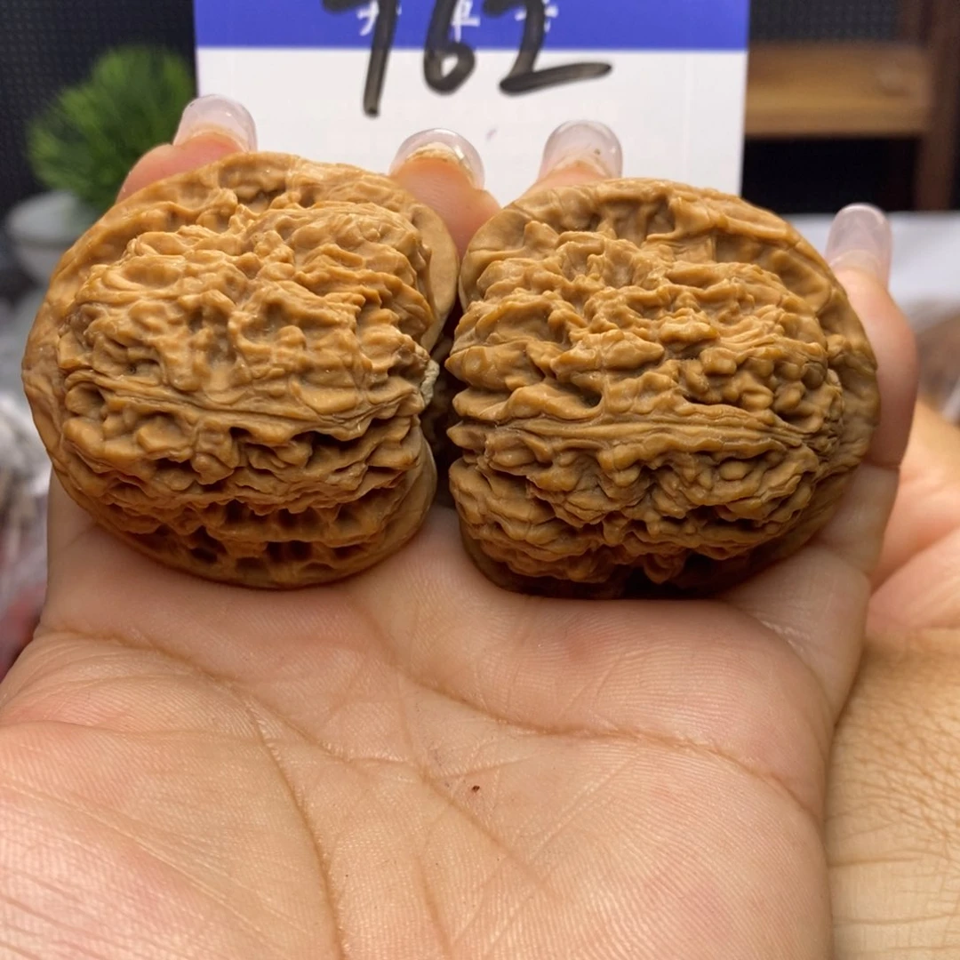 文玩核桃吊坠南疆石。边43。全品白茶