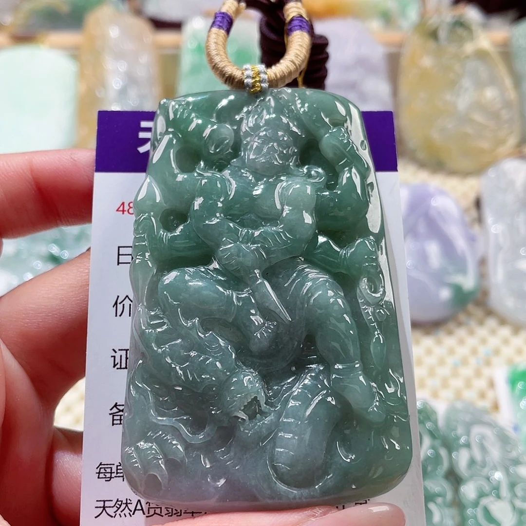 翡翠未镶嵌颈饰不动