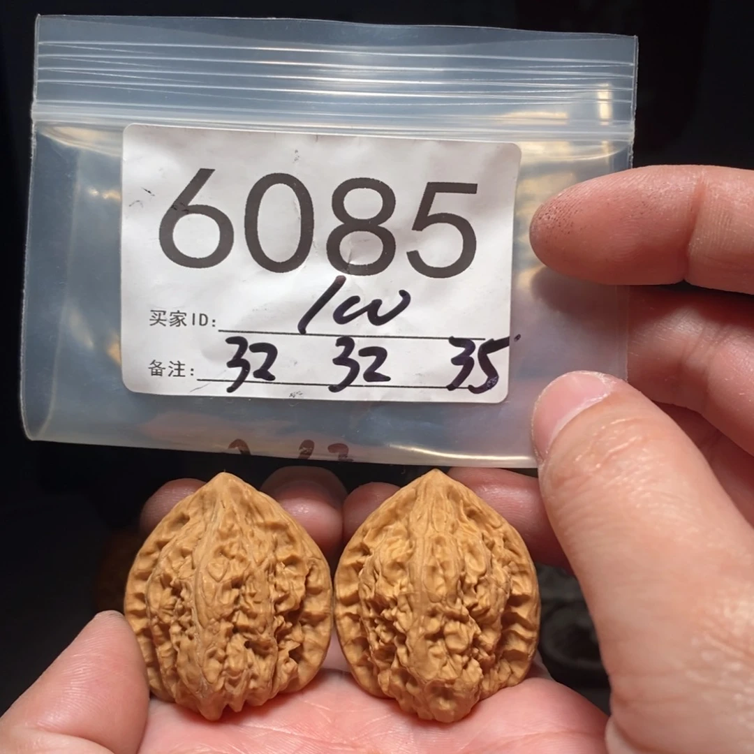 文玩核桃把件往**痕文玩核桃把件