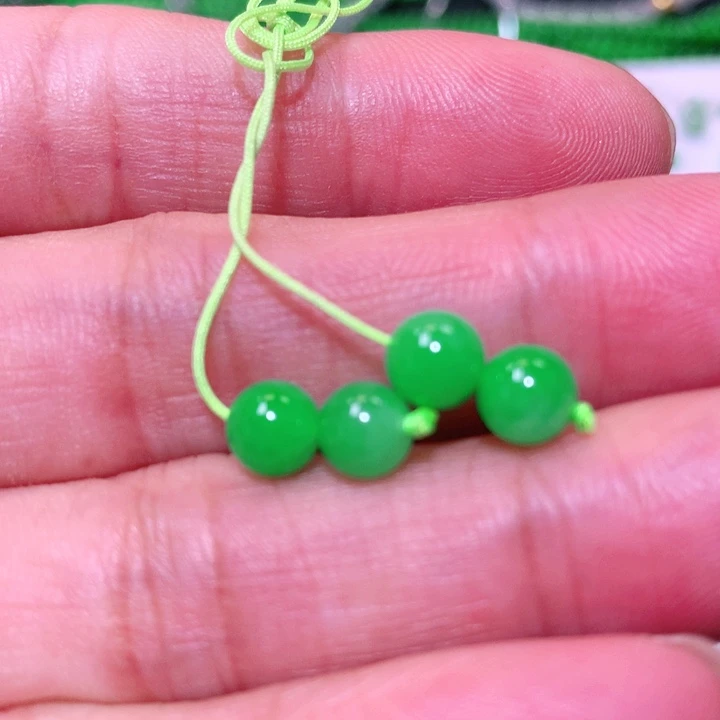 翡翠手镯未镶嵌散珠