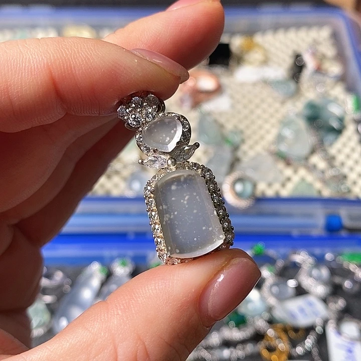 翡翠颈饰未镶嵌吊坠