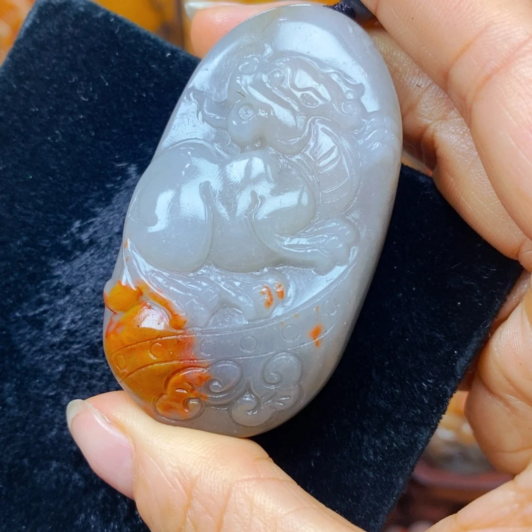 未镶嵌石英质玉（黄龙玉）颈饰