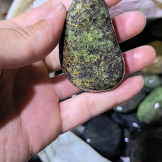 向***行有机玻璃藏玉药王石原石一个