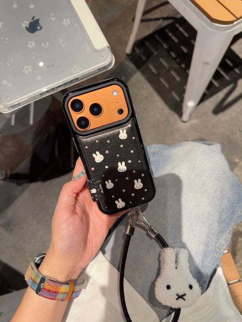 满屏星星米菲兔皮质包相机按键适用苹果17promax/16/15新款手机壳