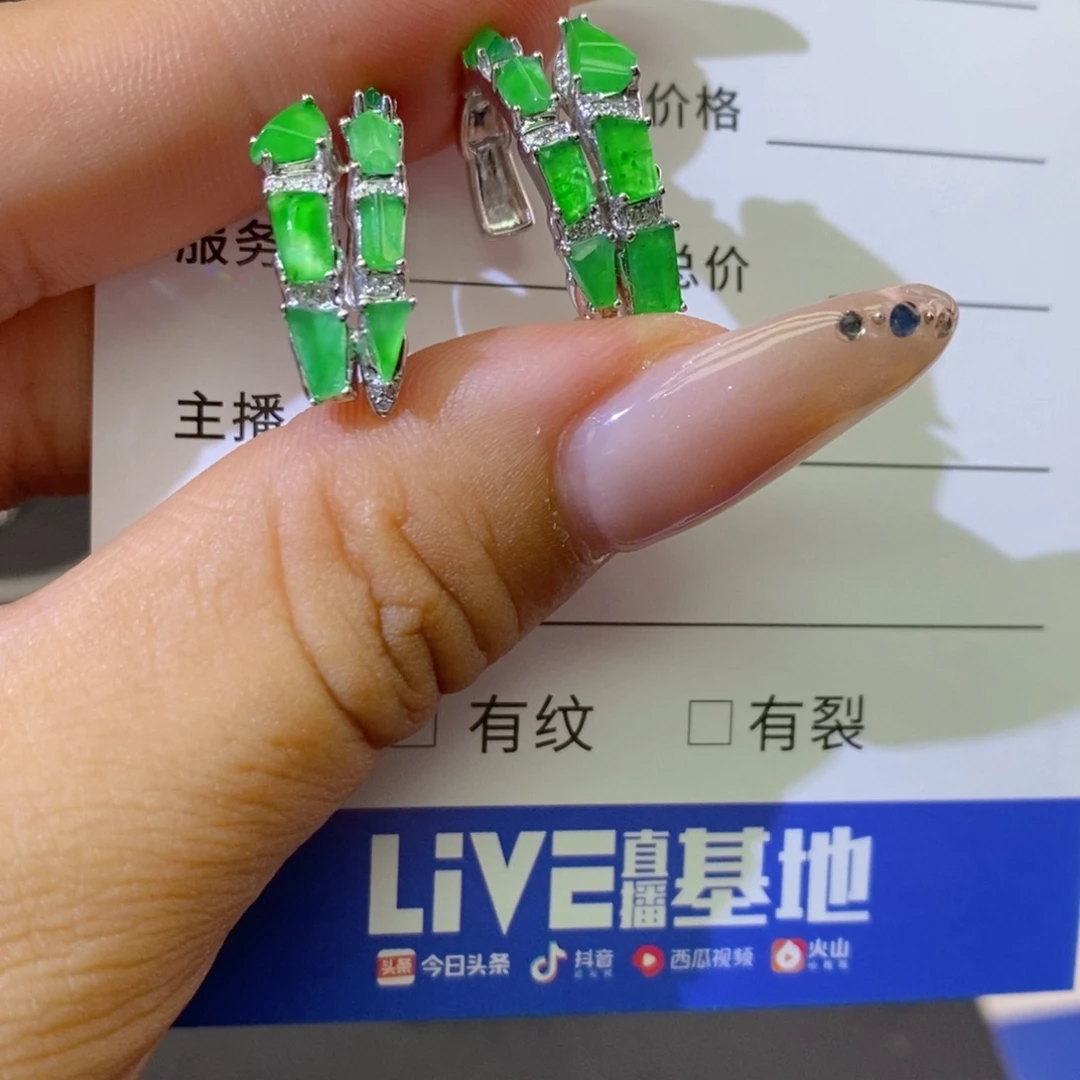 颈饰18K金镶嵌翡翠基地发货 假一赔三