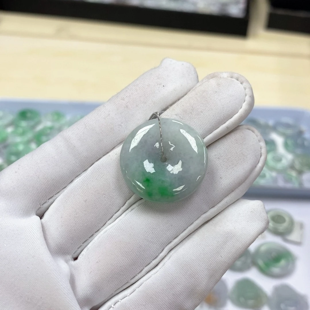 翡翠颈饰未镶嵌平安扣