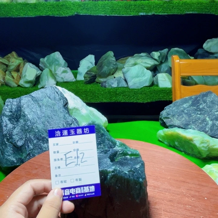 萧***鼎蛇纹石玉未镶嵌纯天然岫玉摆石摆件