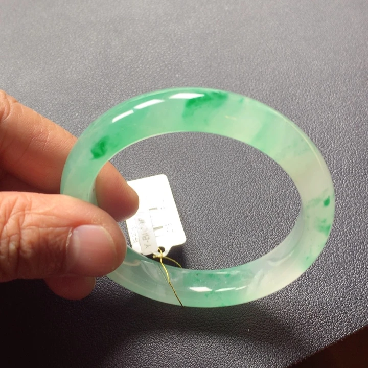 慧***1石英质玉未镶嵌手镯