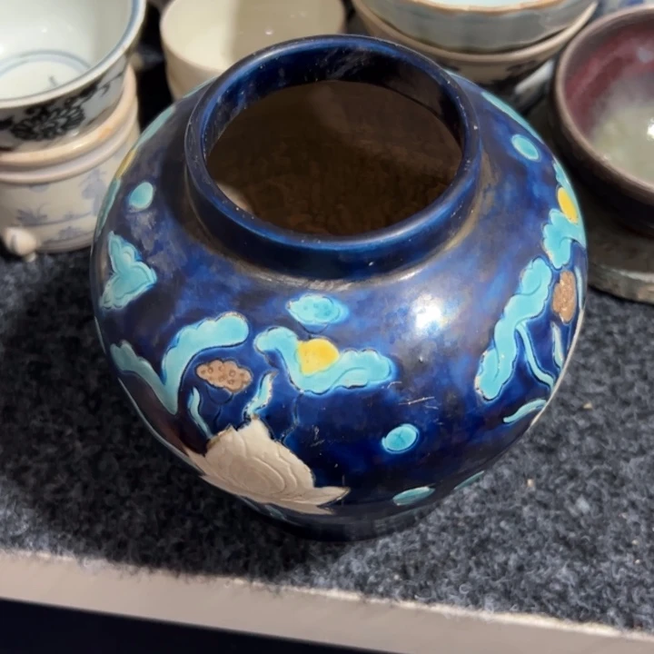 鸿***顺瓷片绿釉文饰的一个碗