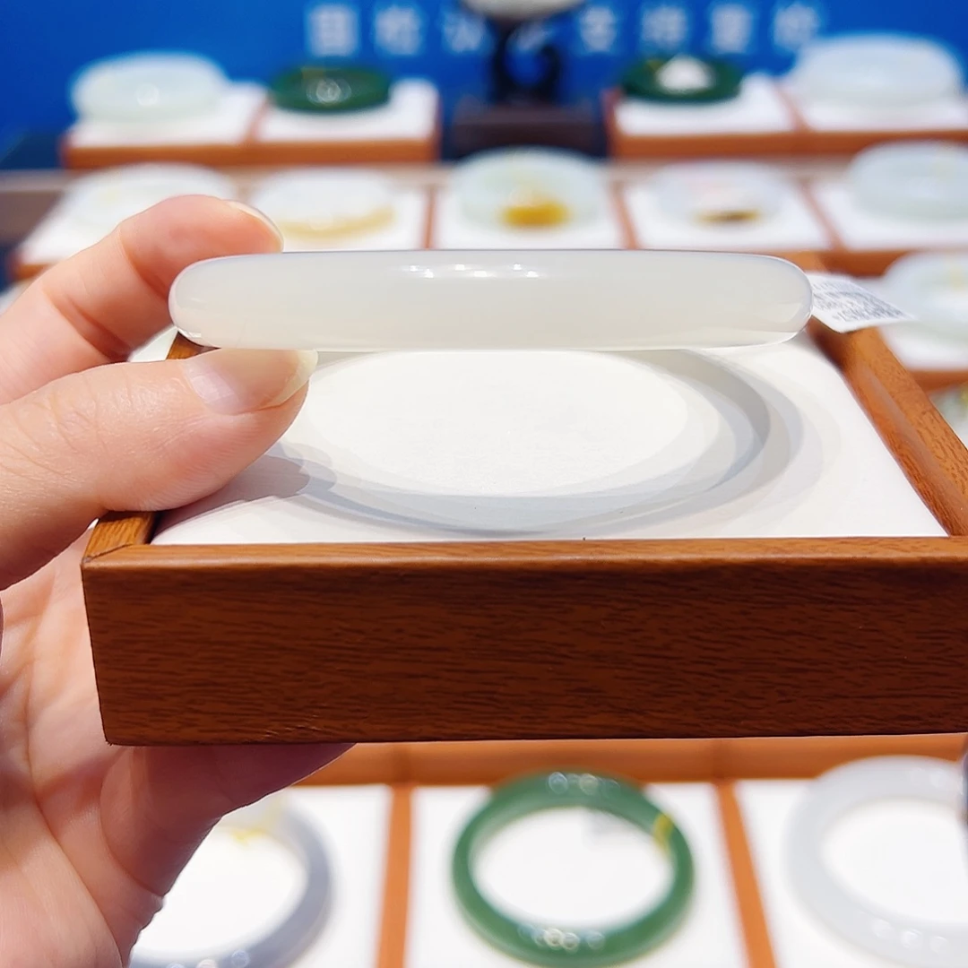 和田玉未镶嵌手镯