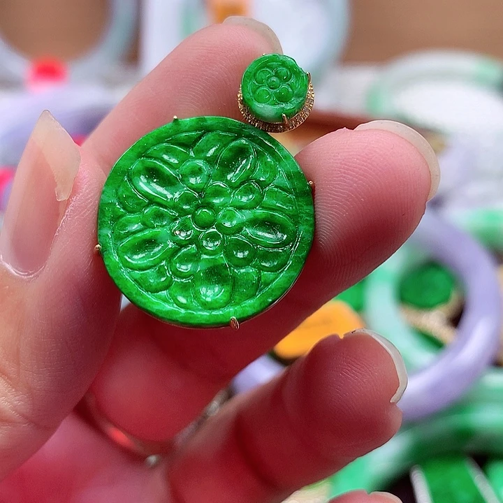 翡翠18K金镶嵌颈饰翡翠