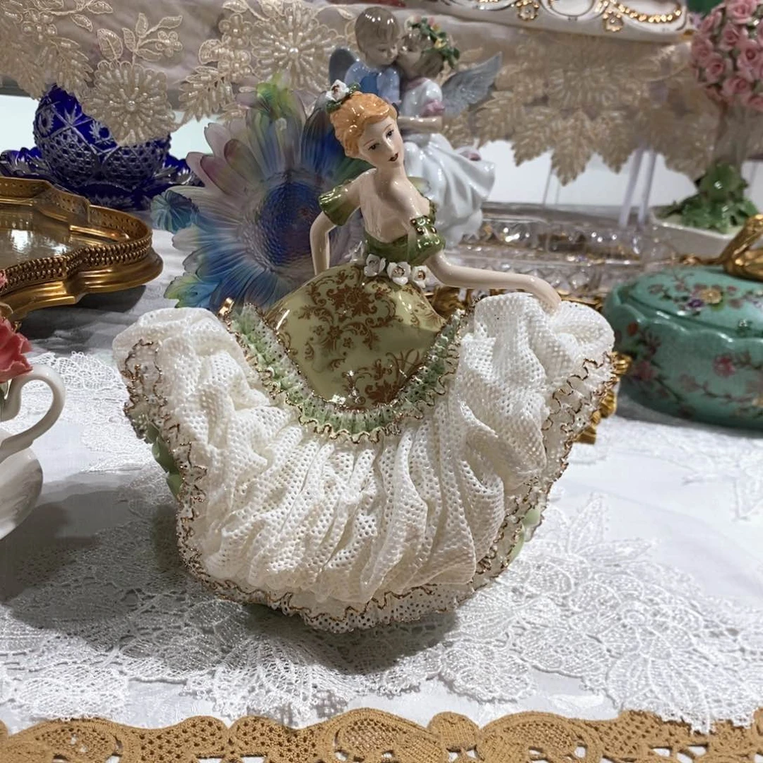 摆件回眸款牛油果色蕾丝娃娃礼盒装