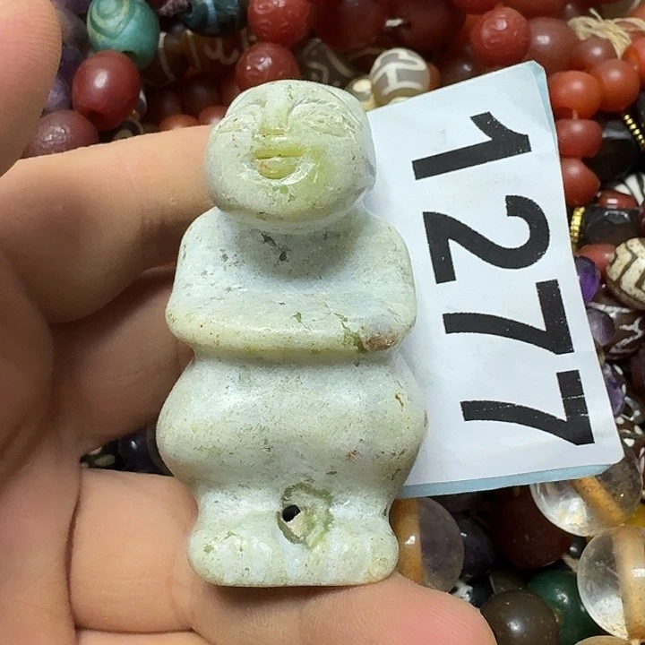 透闪石-蛇纹石玉未镶嵌颈饰