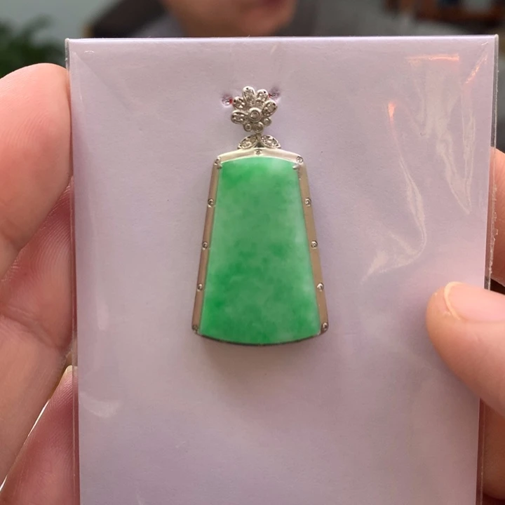 翡翠颈饰18K金镶嵌翡翠吊坠