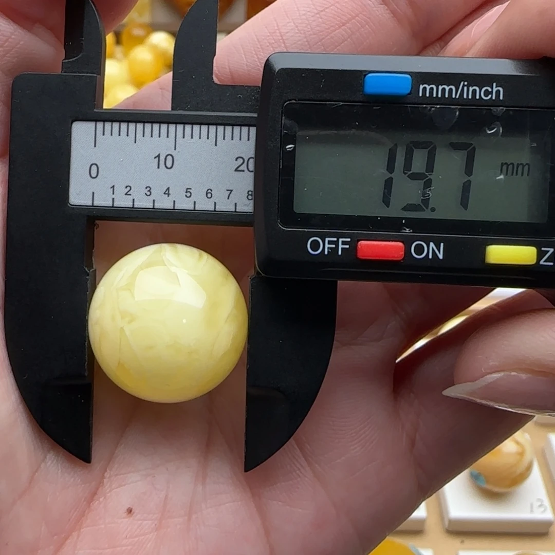 凌***.蜜蜡未镶嵌裸石白花珠子