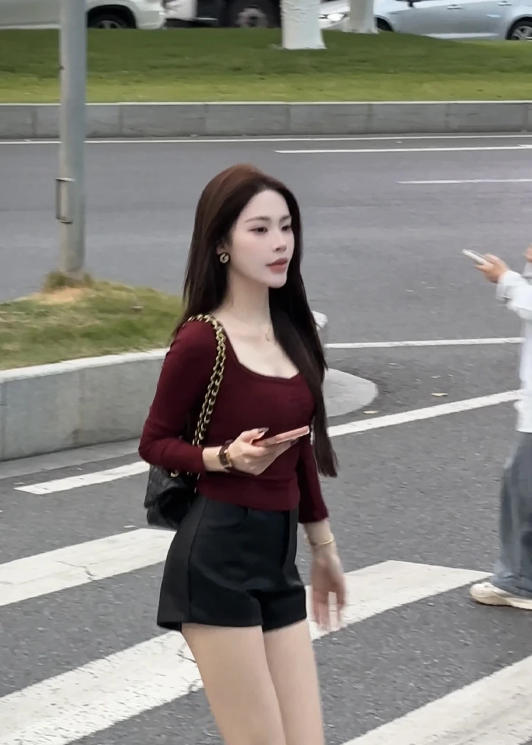 “建模胸型”方领设计修身长袖T恤女秋冬季新款设计感小众气质上衣