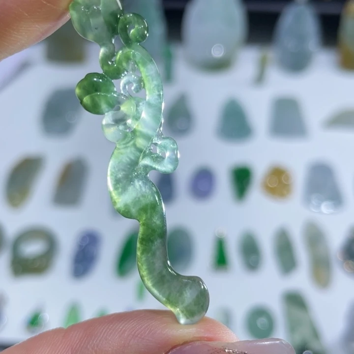 翡翠未镶嵌颈饰花朵