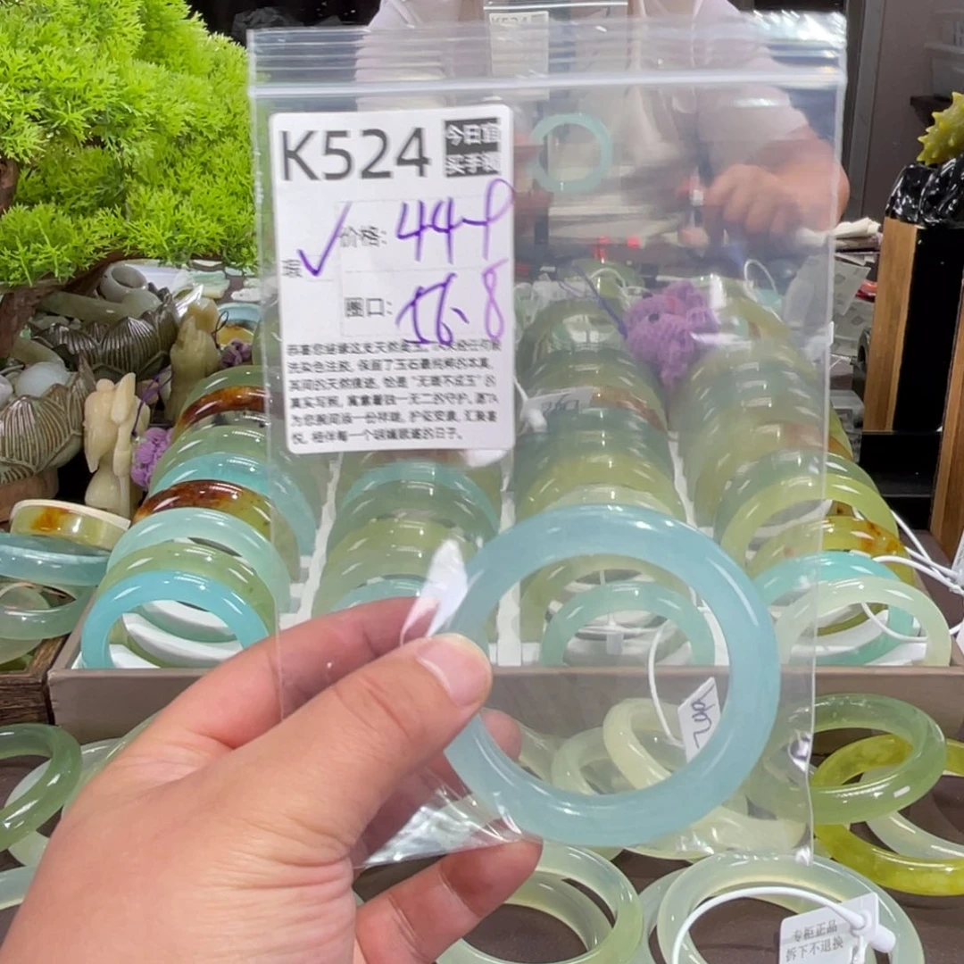 柒***。蛇纹石玉未镶嵌手镯