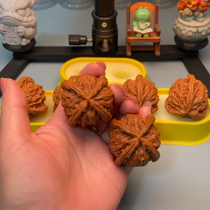 蒙***牙吊坠文玩核桃45尺寸白狮子微修
