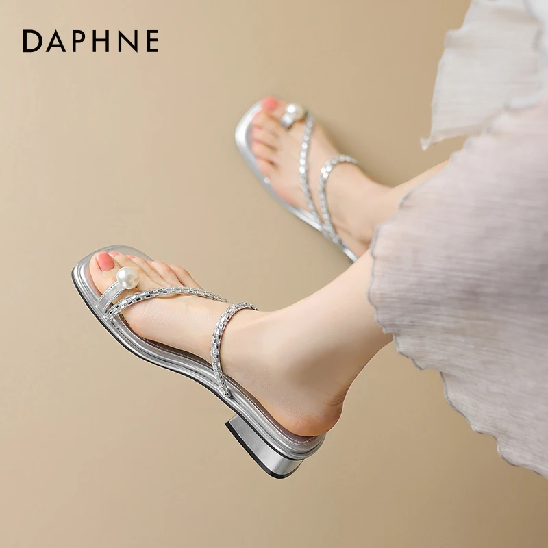 达芙妮银色凉鞋女款2025新款秋冬外穿粗跟时尚精致气质夹趾凉拖鞋