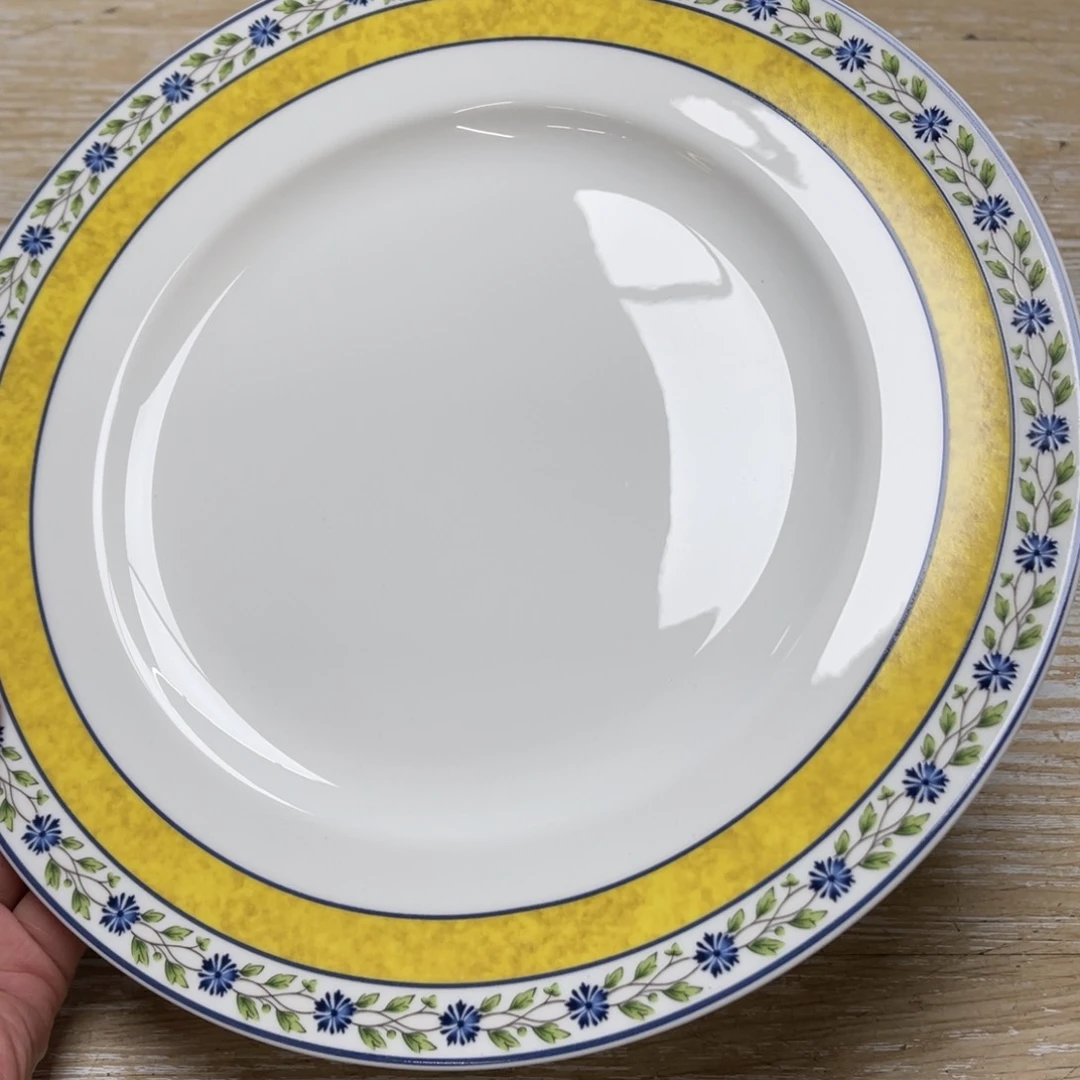 瓷片密密麻麻地排列着一个大