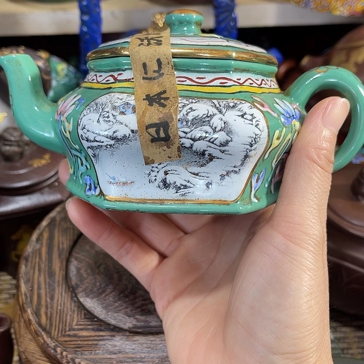 茶壶紫泥原矿泥料手工制作的一把紫砂壶。