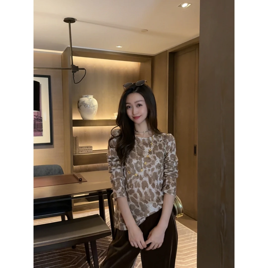 W·HAHA【温柔猎手】卡其色豹纹烫钻针织衫上衣23070