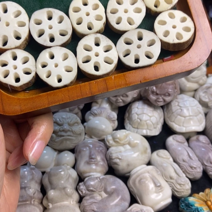 配饰鹿角雕刻一个出