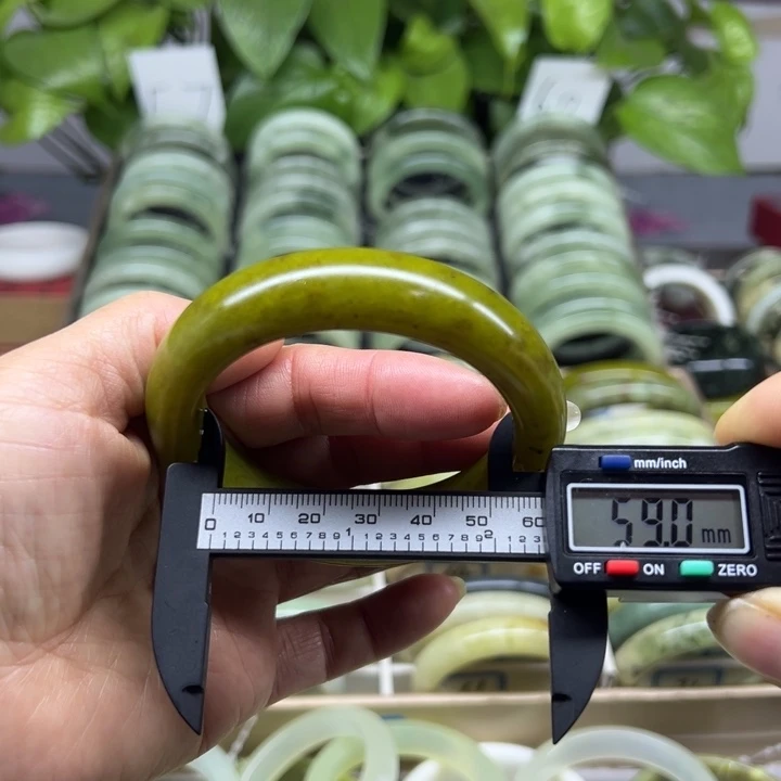 蛇纹石玉未镶嵌手镯57