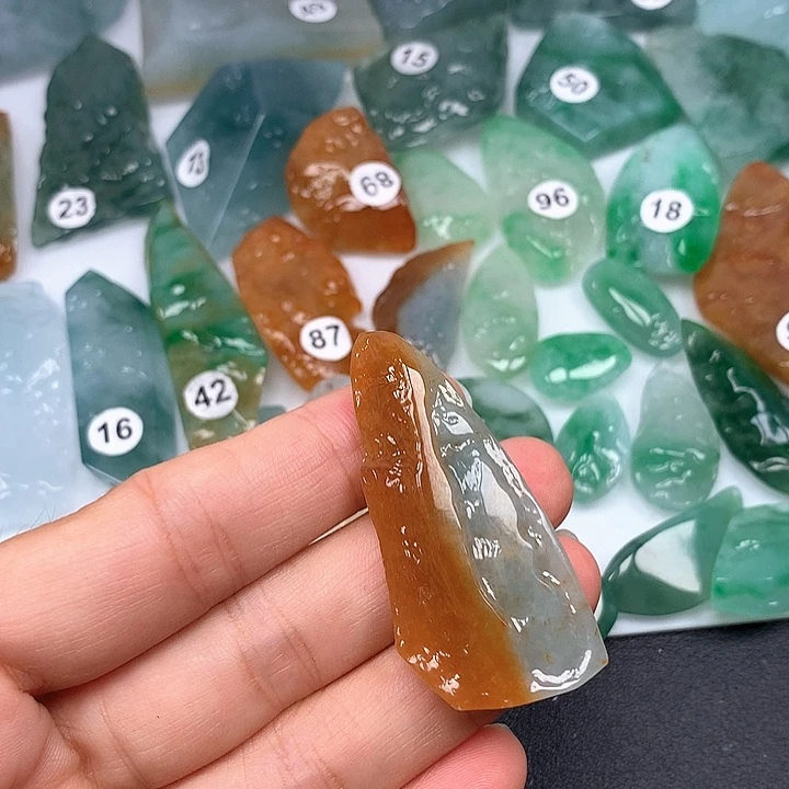 翡翠未镶嵌颈饰随型