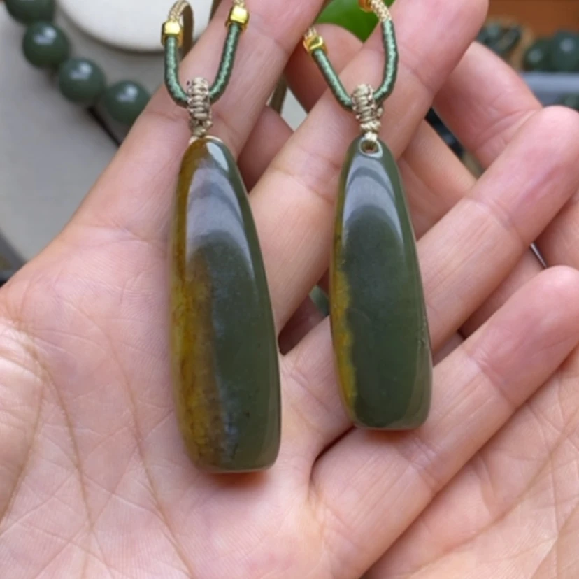 【闪购商品】未镶嵌岫岩河磨玉（透闪石质玉）挂件哈*?