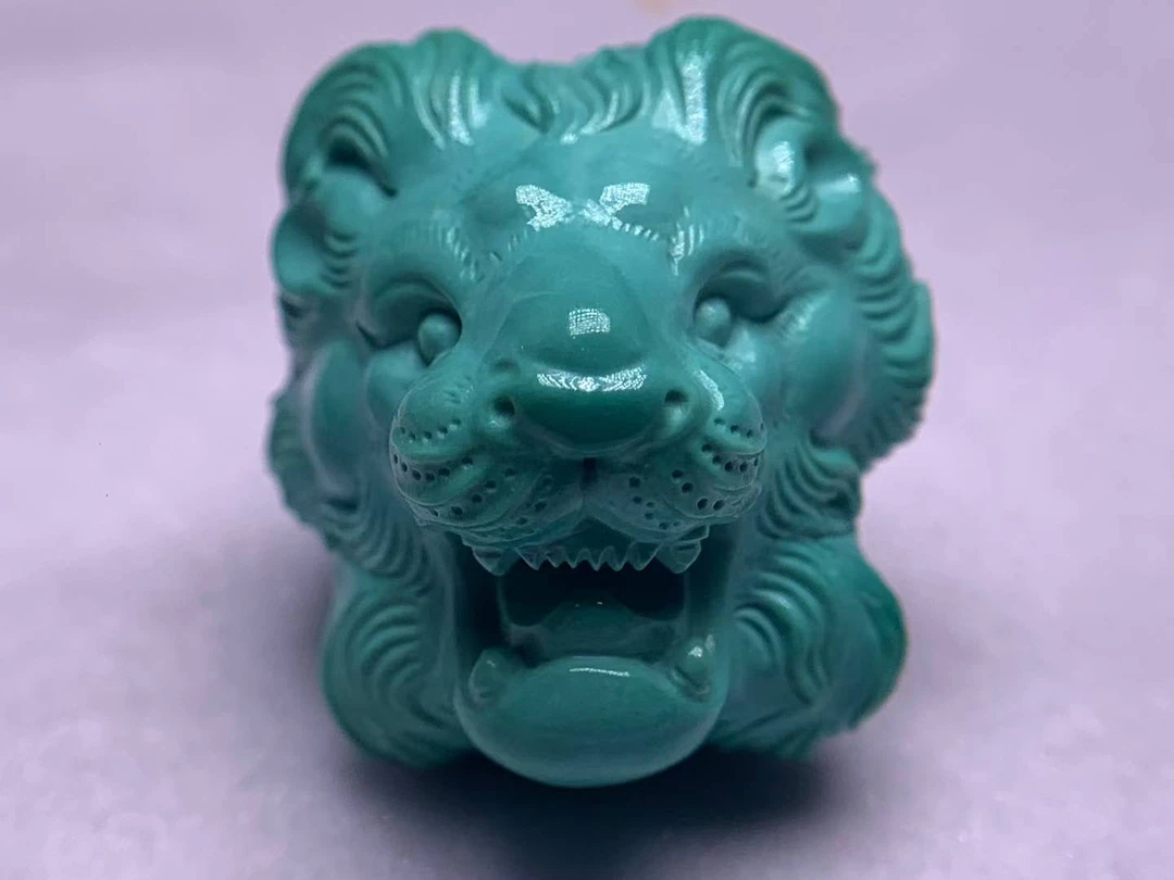 湖北十堰天然原矿绿松石雕刻件雄狮手牌文玩配饰