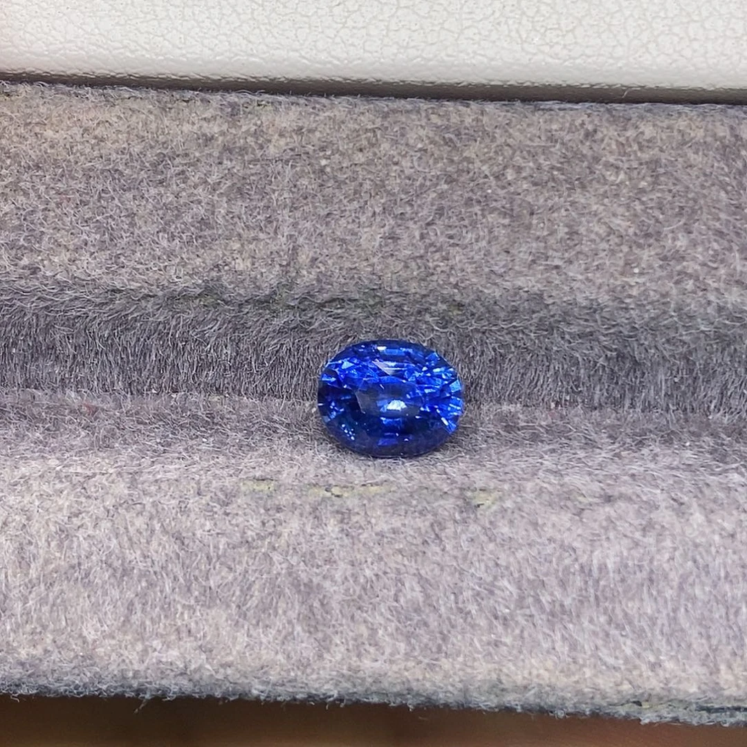 蓝宝石裸石1.84克拉天然玻璃体满火彩皇家蓝蓝宝石