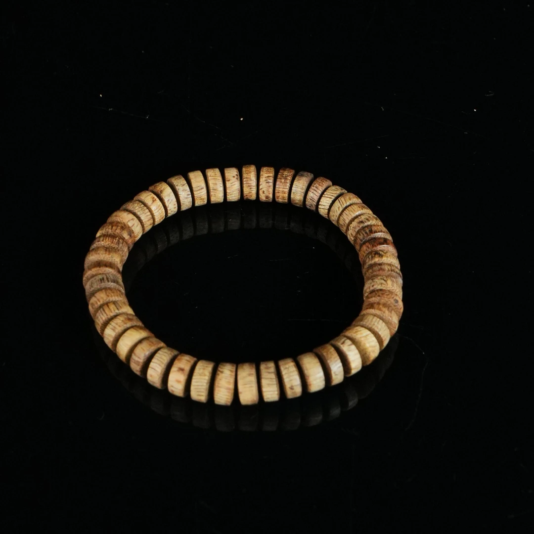 9777 马来西亚黄油软丝糖结药片珠沉香手串 0.83x0.43cm  4.63g