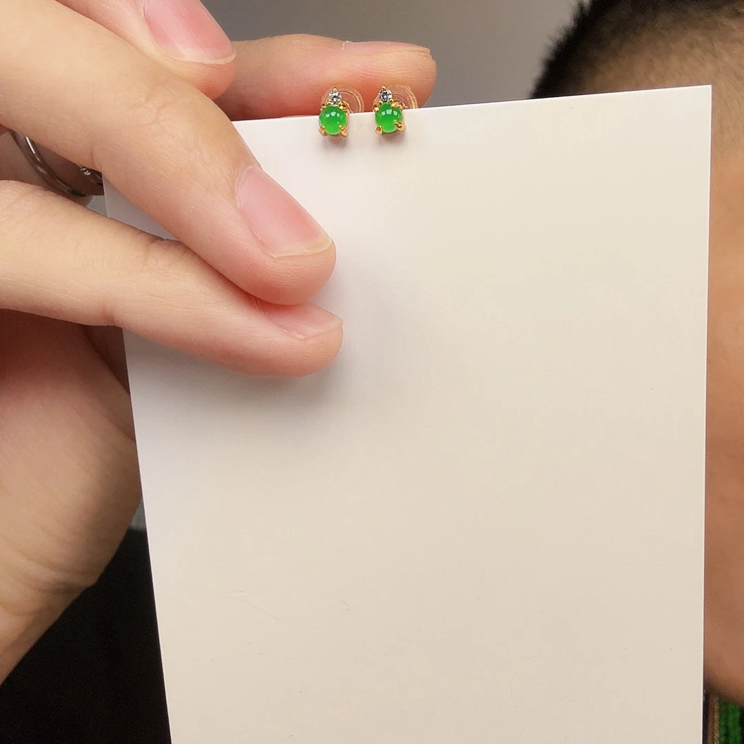 翡翠未镶嵌颈饰一对