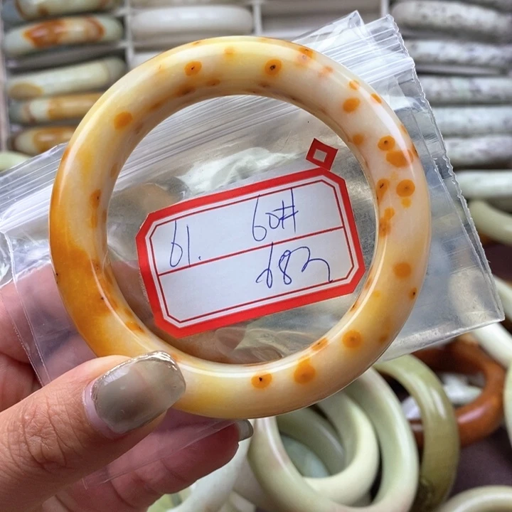 柠***凉蛇纹石玉未镶嵌颈饰