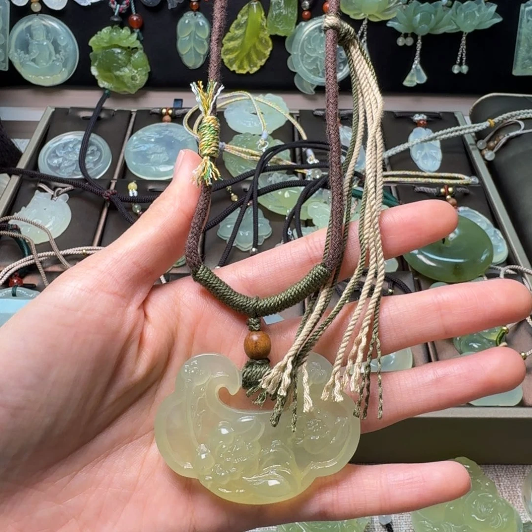 蛇纹石玉颈饰未镶嵌