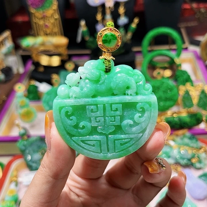 【闪购商品】翡翠吊坠(赠链)未镶嵌貔貅