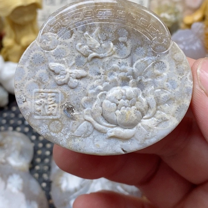 颈饰未镶嵌硅化珊瑚（珊瑚玉）有瑕