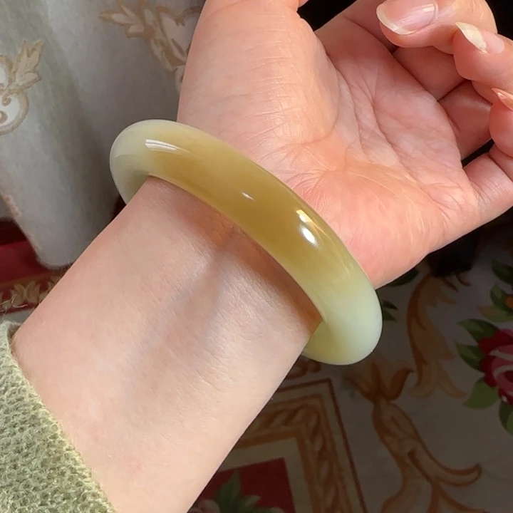 未镶嵌手镯和田玉 奶蓝胖圆