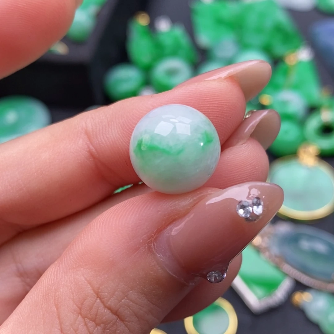 翡翠颈饰未镶嵌小**?翡翠