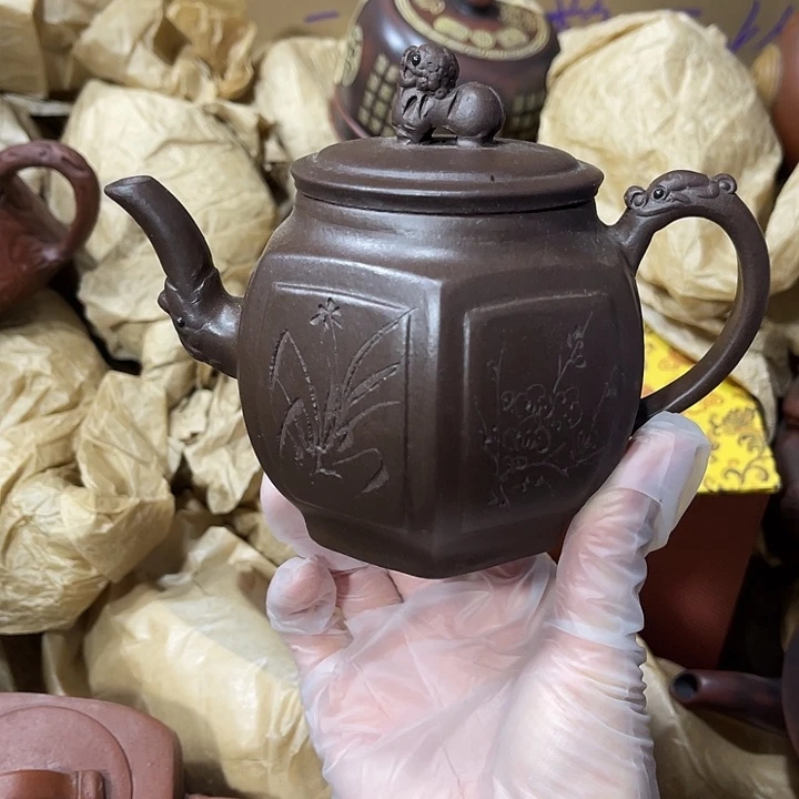 紫砂茶壶原矿泥料，手工制作的一把紫砂壶。