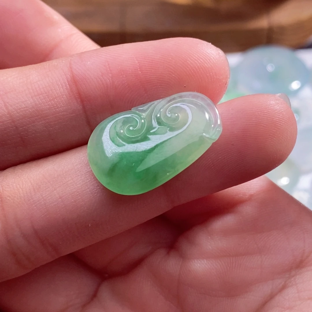 翡翠未镶嵌颈饰缅甸