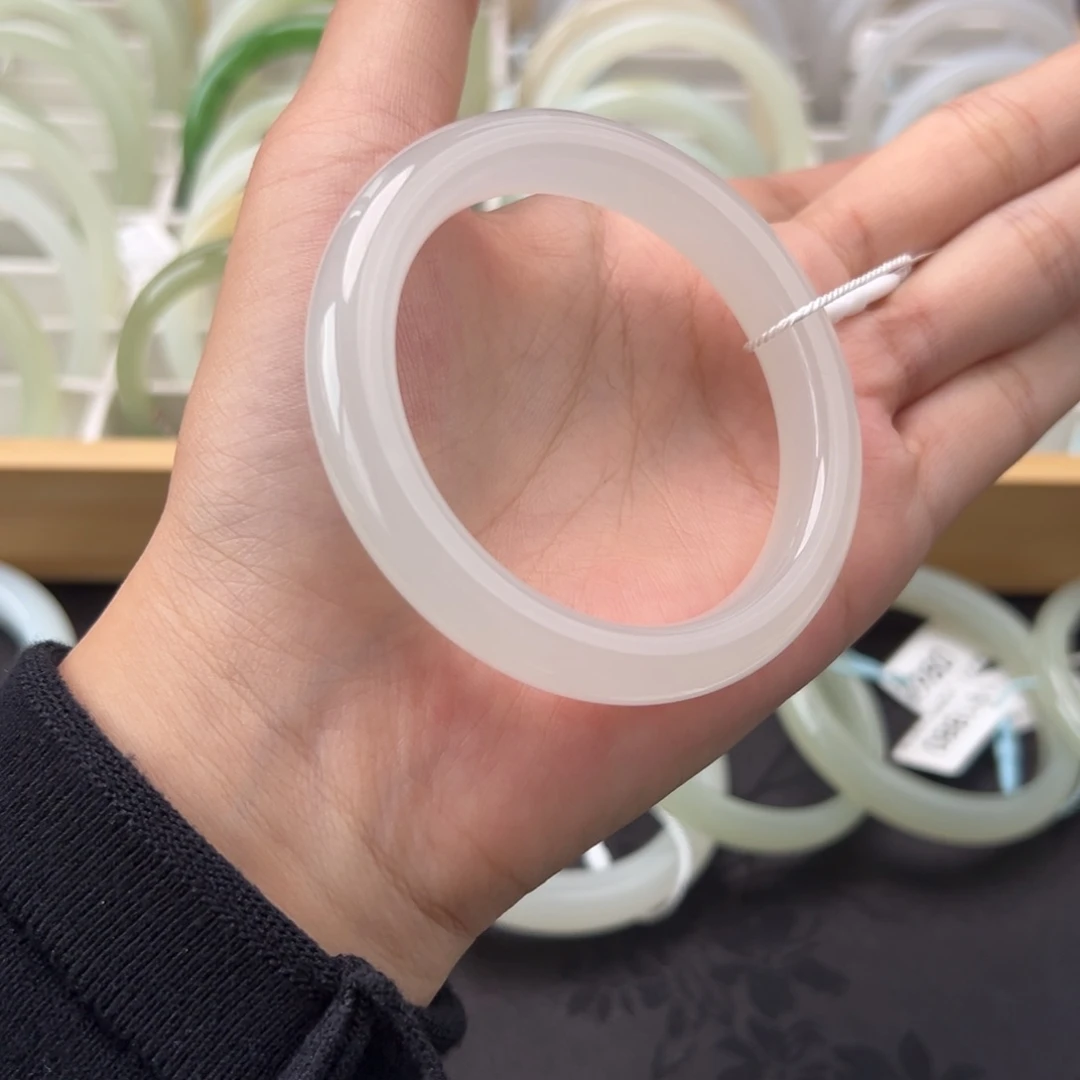 和田玉手镯未镶嵌有纹