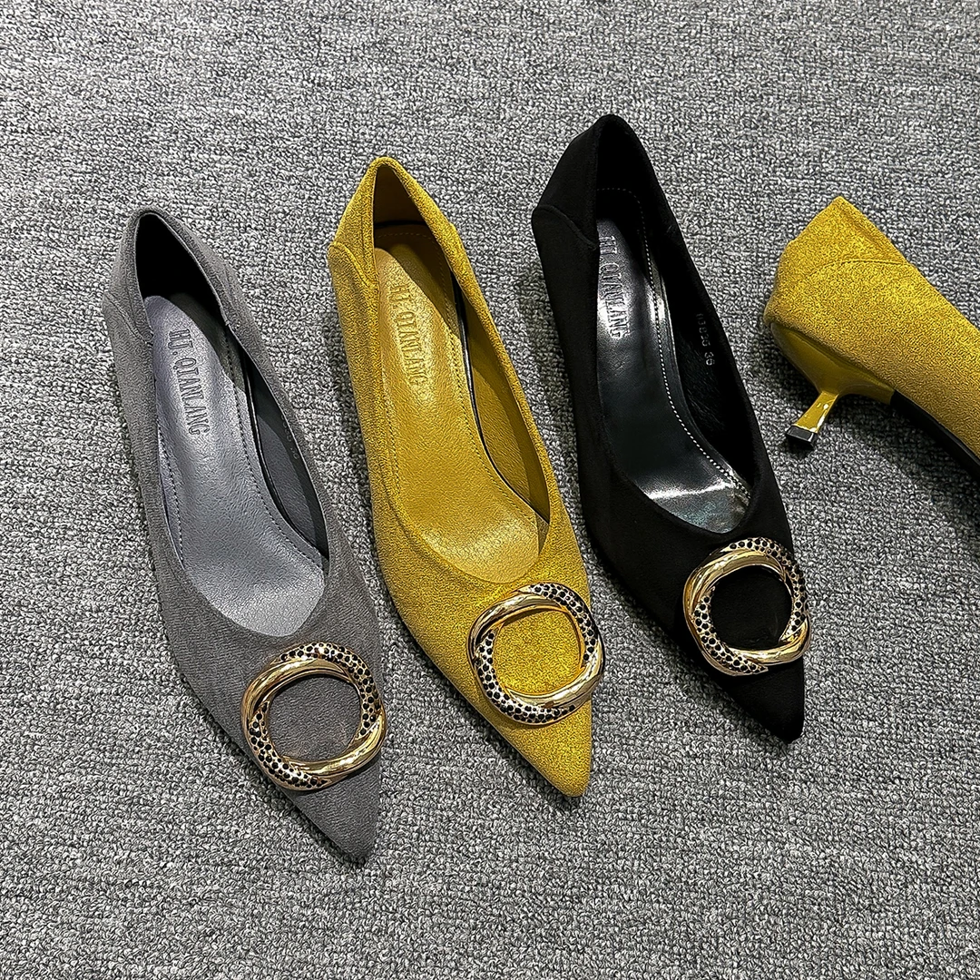 单鞋女2025春秋季新款金属装饰百搭浅口通勤小跟鞋细跟尖头高跟鞋