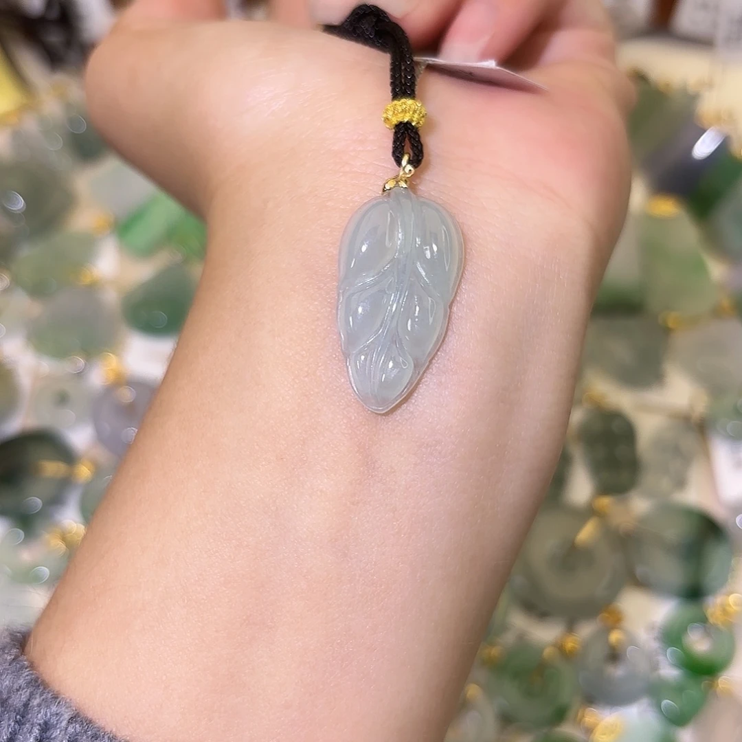 翡翠18K金镶嵌颈饰叶子