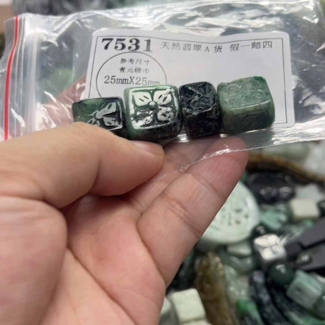 翡翠未镶嵌颈饰7531瑕疵